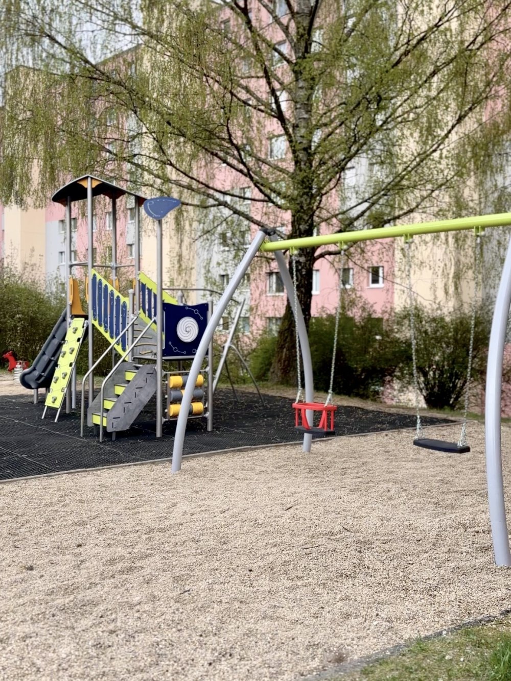 Od apríla je v prevádzke aj obnovené ihrisko na Tulskej 20