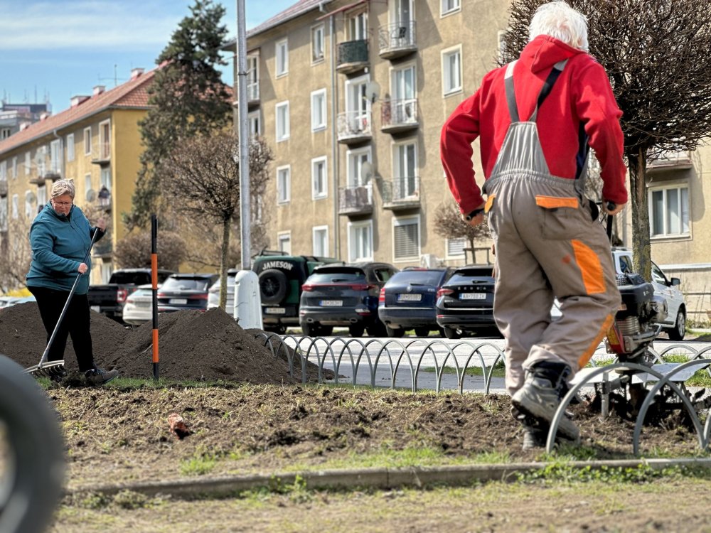 Okolie fontány sa teší novému trávniku
