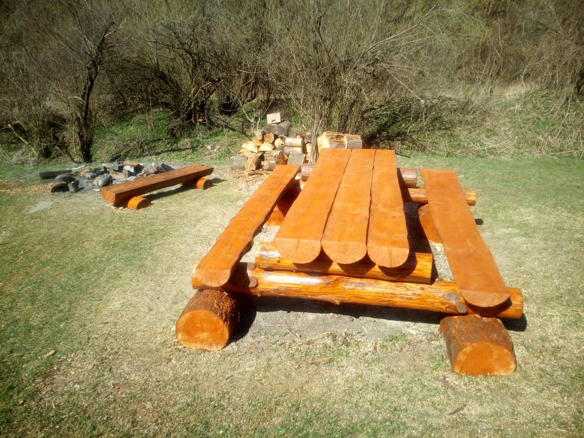 V Sásovskej doline boli opravené drevené stoly a lavice