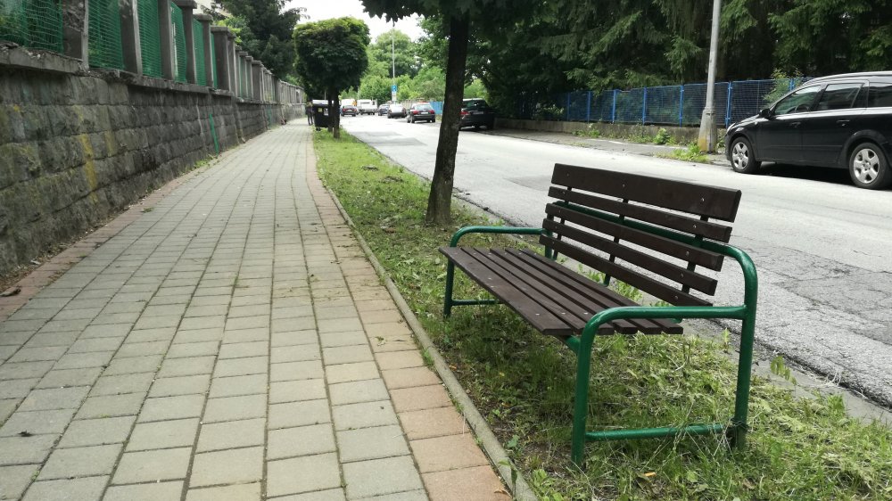 Nové lavičky na Bakossovej ulici