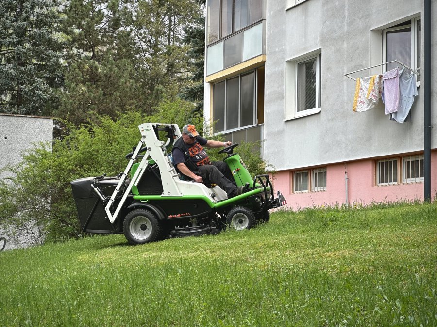 Letná údržba trávnikov je v plnom prúde